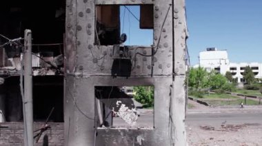 Bu stok videosu Ukrayna 'daki savaşın sonucunu gösteriyor. Bucha, Borodyanka' da yıkılan bir yerleşim yeri.