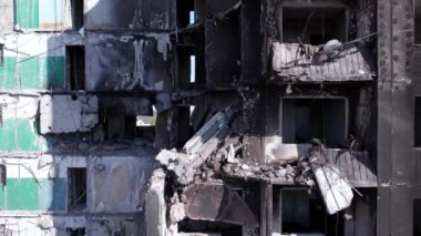 Bu stok videosu Ukrayna 'daki savaşın sonucunu gösteriyor. Bucha, Borodyanka' da yıkılan bir yerleşim yeri.