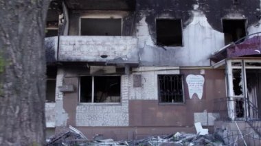 Bu stok videosu Ukrayna 'daki savaşın sonucunu gösteriyor. Bucha, Borodyanka' da yıkılan bir yerleşim yeri.