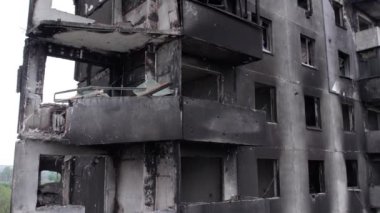 Bu stok videosu Ukrayna 'daki savaşın sonucunu gösteriyor. Bucha, Borodyanka' da yıkılan bir yerleşim yeri.