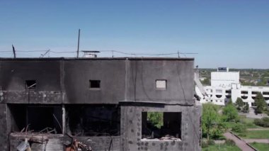 Bu stok videosu Ukrayna 'daki savaşın sonucunu gösteriyor. Bucha, Borodyanka' da yıkılan bir yerleşim yeri.