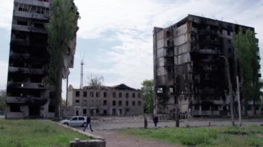 Bu stok videosu Ukrayna 'daki savaşın sonucunu gösteriyor. Bucha, Borodyanka' da yıkılan bir yerleşim yeri.