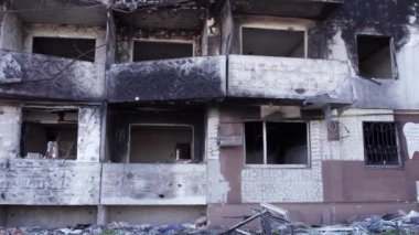 Bu stok videosu Ukrayna 'daki savaşın sonucunu gösteriyor. Bucha, Borodyanka' da yıkılan bir yerleşim yeri.