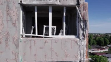 Bu stok videosu Ukrayna 'daki savaşın sonucunu gösteriyor. Bucha, Borodyanka' da yıkılan bir yerleşim yeri.