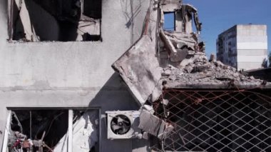 Bu stok videosu Ukrayna 'daki savaşın sonucunu gösteriyor. Bucha, Borodyanka' da yıkılan bir yerleşim yeri.