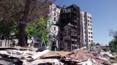 Bu stok videosu Ukrayna 'daki savaşın sonucunu gösteriyor. Bucha, Borodyanka' da yıkılan bir yerleşim yeri.