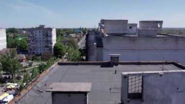 Bu stok videosu Ukrayna 'daki savaşın sonucunu gösteriyor. Bucha, Borodyanka' da yıkılan bir yerleşim yeri.