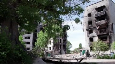 Bu stok videosu Ukrayna 'daki savaşın sonucunu gösteriyor. Bucha, Borodyanka' da yıkılan bir yerleşim yeri.