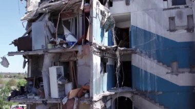 Bu stok videosu Ukrayna 'daki savaşın sonucunu gösteriyor. Bucha, Borodyanka' da yıkılan bir yerleşim yeri.