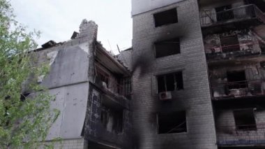 Bu stok videosu Ukrayna 'daki savaşın sonucunu gösteriyor. Bucha, Borodyanka' da yıkılan bir yerleşim yeri.