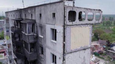 Bu stok videosu Ukrayna 'daki savaşın sonucunu gösteriyor. Bucha, Borodyanka' da yıkılan bir yerleşim yeri.