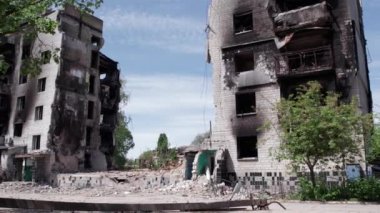 Bu stok videosu Ukrayna 'daki savaşın sonucunu gösteriyor. Bucha, Borodyanka' da yıkılan bir yerleşim yeri.
