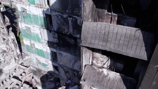 Toto video ukazuje následky války na Ukrajině - zničená obytná budova v Borodyance, okres Bucha