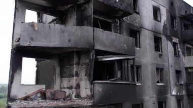 Bu stok videosu Ukrayna 'daki savaşın sonucunu gösteriyor. Bucha, Borodyanka' da yıkılan bir yerleşim yeri.