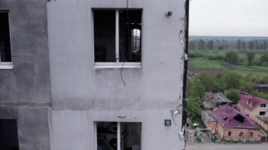 Bu stok videosu Ukrayna 'daki savaşın sonucunu gösteriyor. Bucha, Borodyanka' da yıkılan bir yerleşim yeri.