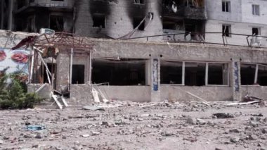 Bu stok videosu Ukrayna 'daki savaşın sonucunu gösteriyor. Bucha, Borodyanka' da yıkılan bir yerleşim yeri.