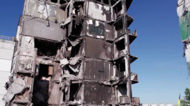 Bu stok videosu Ukrayna 'daki savaşın sonucunu gösteriyor. Bucha, Borodyanka' da yıkılan bir yerleşim yeri.