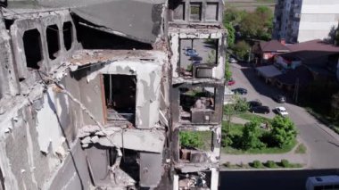 Bu stok videosu Ukrayna 'daki savaşın sonucunu gösteriyor. Bucha, Borodyanka' da yıkılan bir yerleşim yeri.