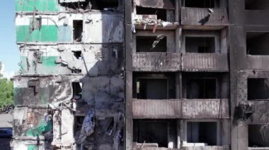 Bu stok videosu Ukrayna 'daki savaşın sonucunu gösteriyor. Bucha, Borodyanka' da yıkılan bir yerleşim yeri.