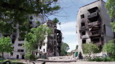 Bu stok videosu Ukrayna 'daki savaşın sonucunu gösteriyor. Bucha, Borodyanka' da yıkılan bir yerleşim yeri.