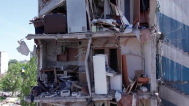 Bu stok videosu Ukrayna 'daki savaşın sonucunu gösteriyor. Bucha, Borodyanka' da yıkılan bir yerleşim yeri.