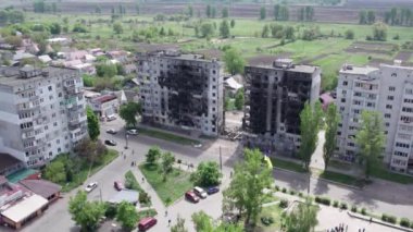 Bu stok videosu Ukrayna 'daki savaşın sonucunu gösteriyor. Bucha, Borodyanka' da yıkılan bir yerleşim yeri.