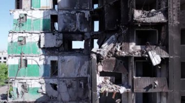 Bu stok videosu Ukrayna 'daki savaşın sonucunu gösteriyor. Bucha, Borodyanka' da yıkılan bir yerleşim yeri.