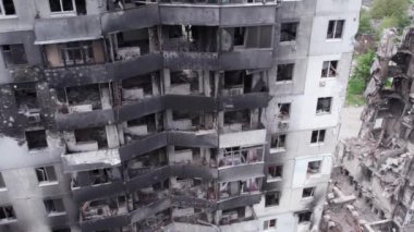 Bu stok videosu Ukrayna 'daki savaşın sonucunu gösteriyor. Bucha, Borodyanka' da yıkılan bir yerleşim yeri.