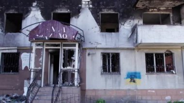 Bu stok videosu Ukrayna 'daki savaşın sonucunu gösteriyor. Bucha, Borodyanka' da yıkılan bir yerleşim yeri.