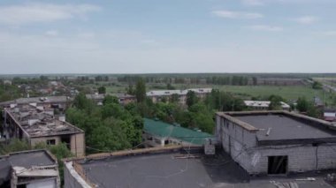 Bu stok videosu Ukrayna 'daki savaşın sonucunu gösteriyor. Bucha, Borodyanka' da yıkılan bir yerleşim yeri.