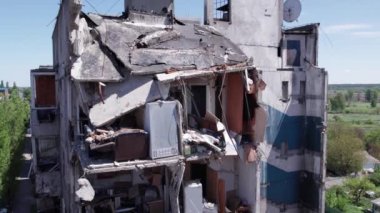 Bu stok videosu Ukrayna 'daki savaşın sonucunu gösteriyor. Bucha, Borodyanka' da yıkılan bir yerleşim yeri.