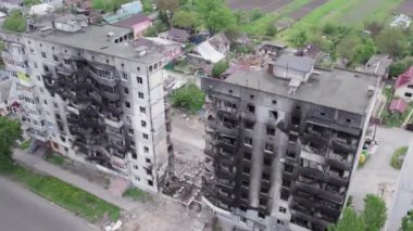 Bu stok videosu Ukrayna 'daki savaşın sonucunu gösteriyor. Bucha, Borodyanka' da yıkılan bir yerleşim yeri.