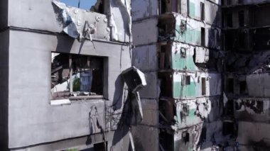 Bu stok videosu Ukrayna 'daki savaşın sonucunu gösteriyor. Bucha, Borodyanka' da yıkılan bir yerleşim yeri.