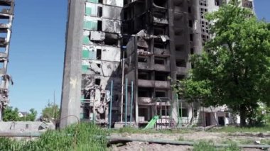 Bu stok videosu Ukrayna 'daki savaşın sonucunu gösteriyor. Bucha, Borodyanka' da yıkılan bir yerleşim yeri.