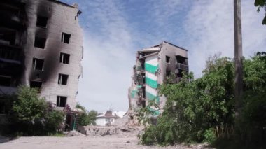 Bu stok videosu Ukrayna 'daki savaşın sonucunu gösteriyor. Bucha, Borodyanka' da yıkılan bir yerleşim yeri.
