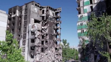 Bu stok videosu Ukrayna 'daki savaşın sonucunu gösteriyor. Bucha, Borodyanka' da yıkılan bir yerleşim yeri.
