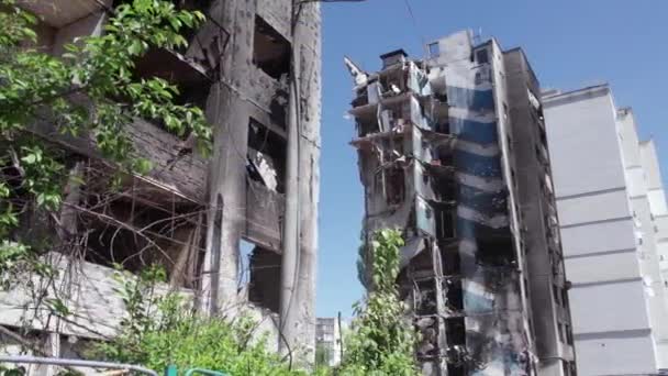 このストックビデオは ウクライナでの戦争の余波を示しています ブチャ地区ボロディアンカの破壊された住宅ビル — ストック動画