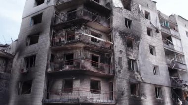 Bu stok videosu Ukrayna 'daki savaşın sonucunu gösteriyor. Bucha, Borodyanka' da yıkılan bir yerleşim yeri.