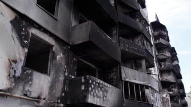 Bu stok videosu Ukrayna 'daki savaşın sonucunu gösteriyor. Bucha, Borodyanka' da yıkılan bir yerleşim yeri.