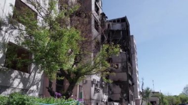 Bu stok videosu Ukrayna 'daki savaşın sonucunu gösteriyor. Bucha, Borodyanka' da yıkılan bir yerleşim yeri.