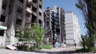 Bu stok videosu Ukrayna 'daki savaşın sonucunu gösteriyor. Bucha, Borodyanka' da yıkılan bir yerleşim yeri.