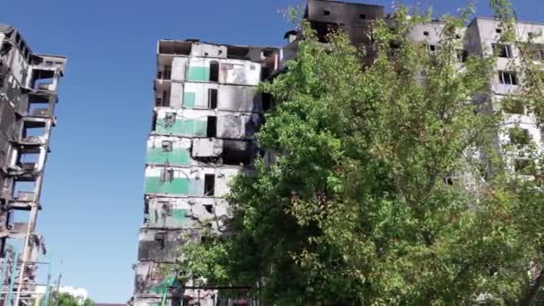 このストックビデオは ウクライナでの戦争の余波を示しています ブチャ地区ボロディアンカの破壊された住宅ビル — ストック動画