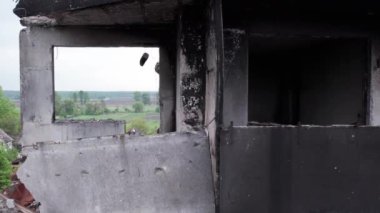 Bu stok videosu Ukrayna 'daki savaşın sonucunu gösteriyor. Bucha, Borodyanka' da yıkılan bir yerleşim yeri.