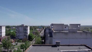 Bu stok videosu Ukrayna 'daki savaşın sonucunu gösteriyor. Bucha, Borodyanka' da yıkılan bir yerleşim yeri.