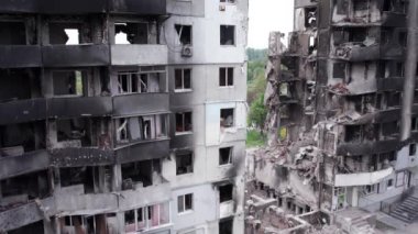 Bu stok videosu Ukrayna 'daki savaşın sonucunu gösteriyor. Bucha, Borodyanka' da yıkılan bir yerleşim yeri.