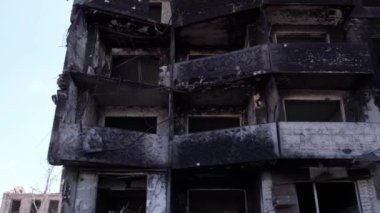 Bu stok videosu Ukrayna 'daki savaşın sonucunu gösteriyor. Bucha, Borodyanka' da yıkılan bir yerleşim yeri.
