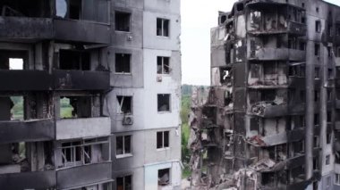 Bu stok videosu Ukrayna 'daki savaşın sonucunu gösteriyor. Bucha, Borodyanka' da yıkılan bir yerleşim yeri.