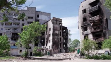 Bu stok videosu Ukrayna 'daki savaşın sonucunu gösteriyor. Bucha, Borodyanka' da yıkılan bir yerleşim yeri.