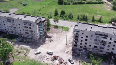 Bu stok videosu Ukrayna 'daki savaşın sonucunu gösteriyor. Bucha, Borodyanka' da yıkılan bir yerleşim yeri.