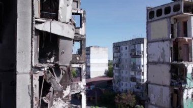 Bu stok videosu Ukrayna 'daki savaşın sonucunu gösteriyor. Bucha, Borodyanka' da yıkılan bir yerleşim yeri.